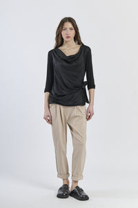 Blusa nera conlinea avvolgente e dettagli sartoriali, sofisticata e potente