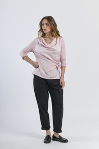 Blusa rosa antico conlinea avvolgente e dettagli sartoriali, elegante e passionale