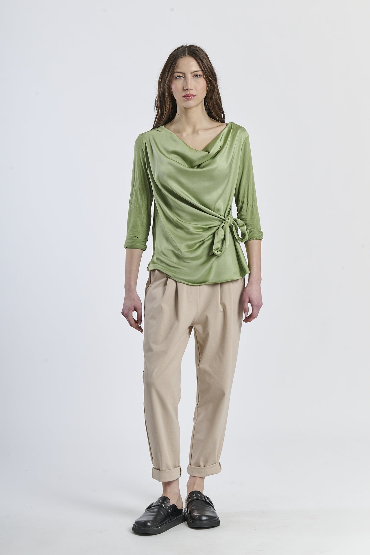 Blusa verde concollo a drappaggio e maniche a 3/4, stile naturale e rigenerante