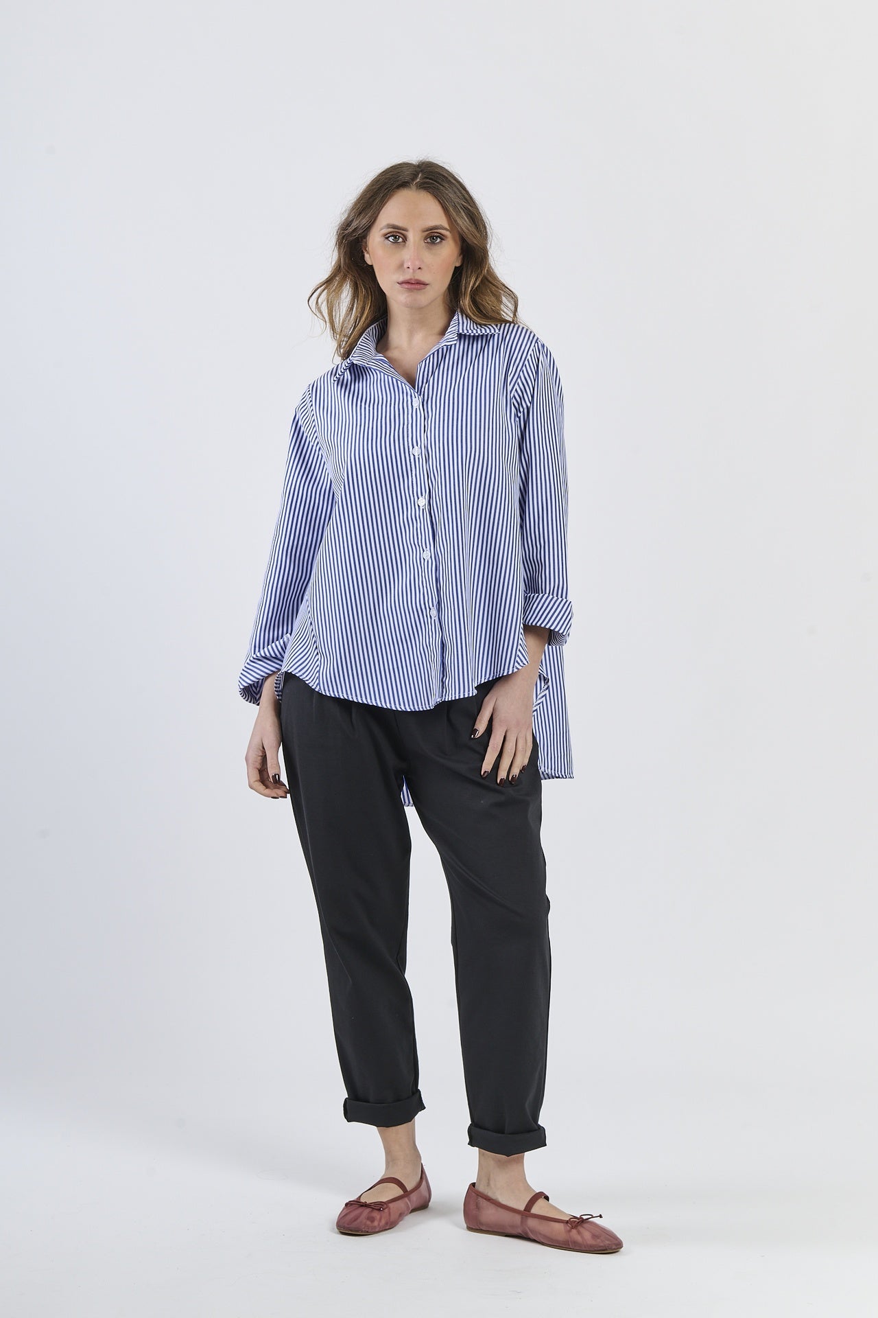 Camicia a righe navy, abbinata a pantaloni neri, stile classico