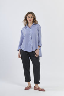 Camicia a righe navy, abbinata a pantaloni neri, stile classico