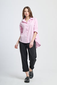 Camicia a righe rosa pastello, abbinata a pantaloni neri, stile delicato