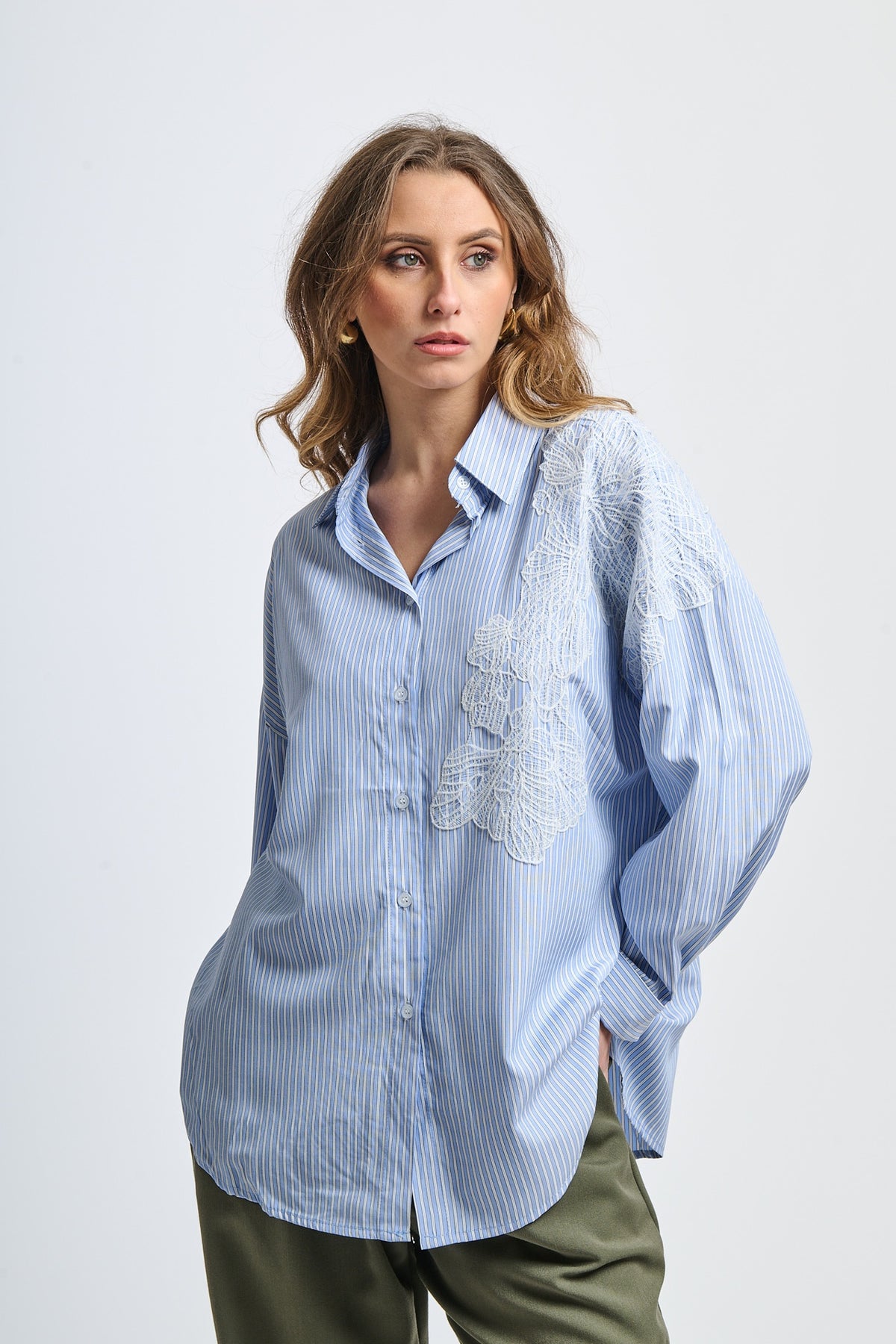 Camicia azzurra a righe con inserti in pizzo, stile bohemien e raffinato