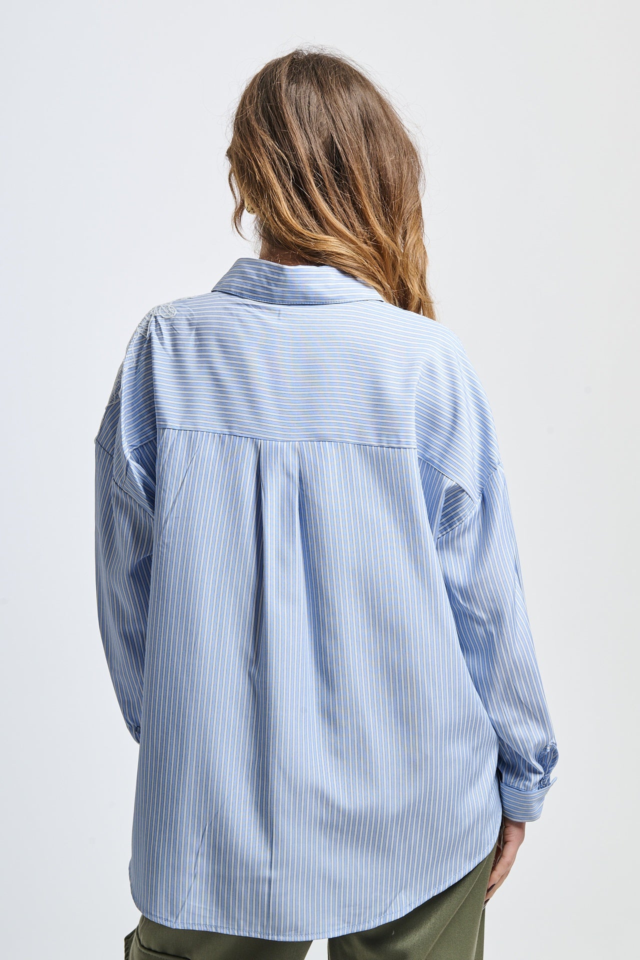 Camicia azzurra a righe con pizzo decorativo, perfetta per un outfit casual - elegante