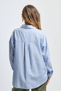 Camicia azzurra a righe con pizzo decorativo, perfetta per un outfit casual - elegante