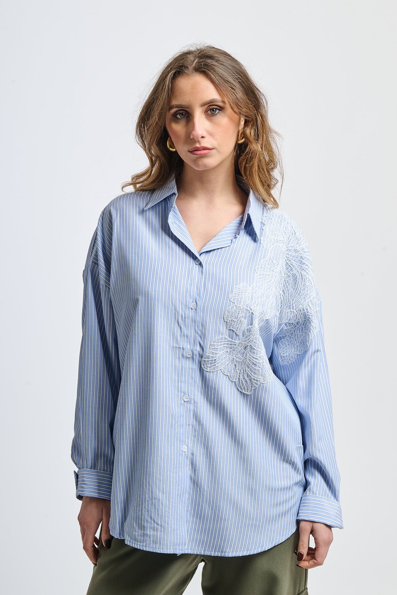 Camicia azzurra a righe e pizzo, combinazione di stile classico e romantico