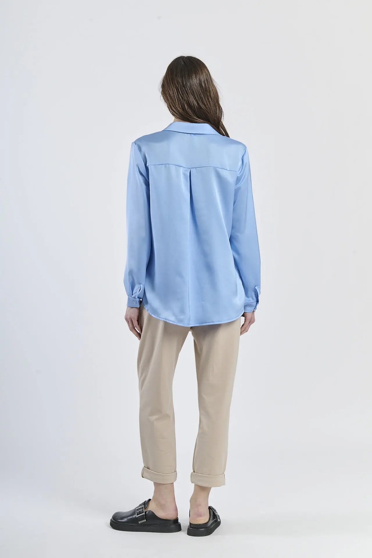 Camicia azzurra fluida e lucida, maniche lunghe e design classico.