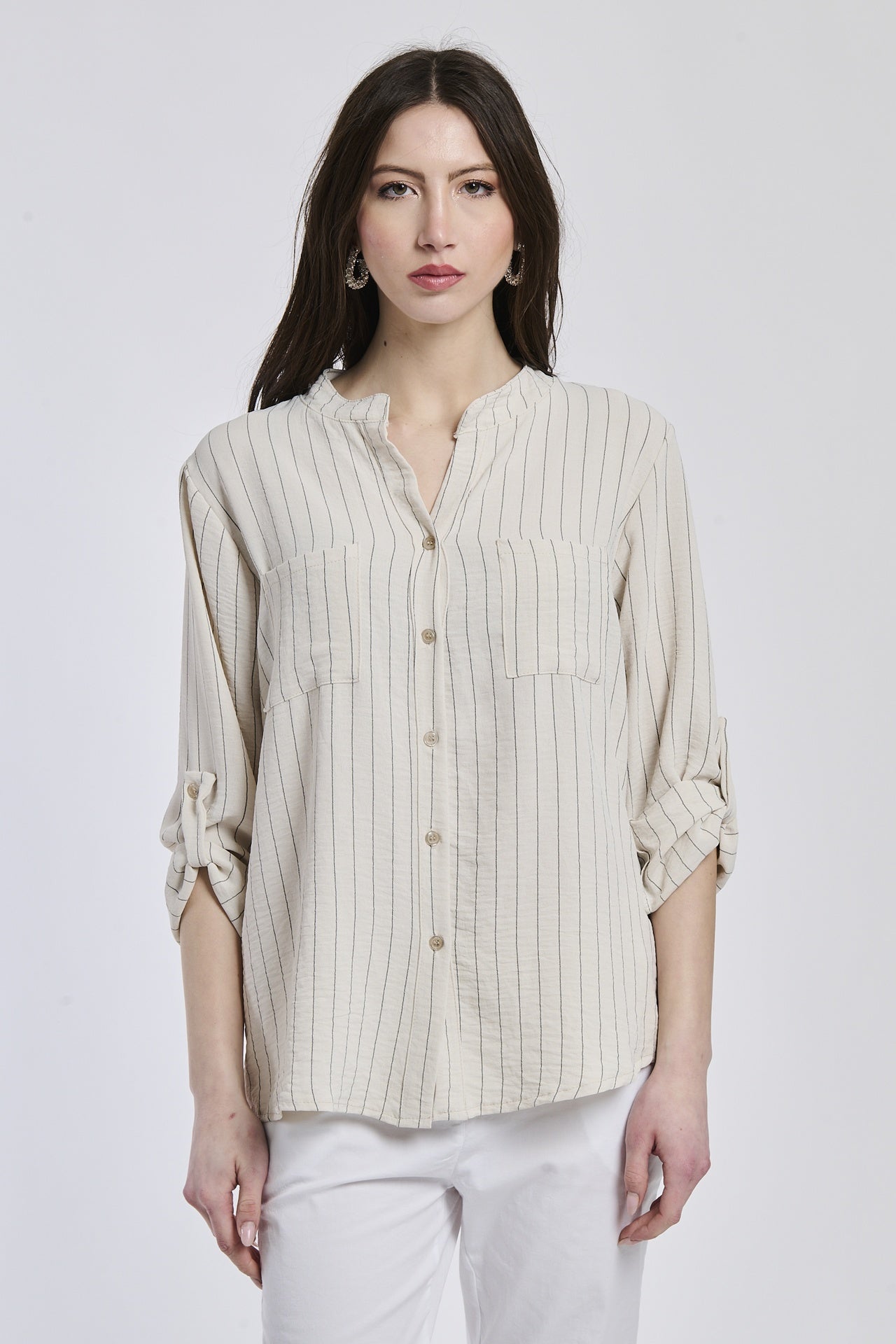 Camicia beige con cuciture chiare, taglio ampio, perfetto per l’ufficio casual
