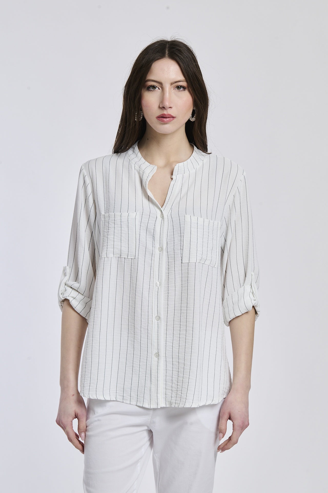 Camicia bianca con bottoni bianchi, taglio oversize, ideale per le serate estive