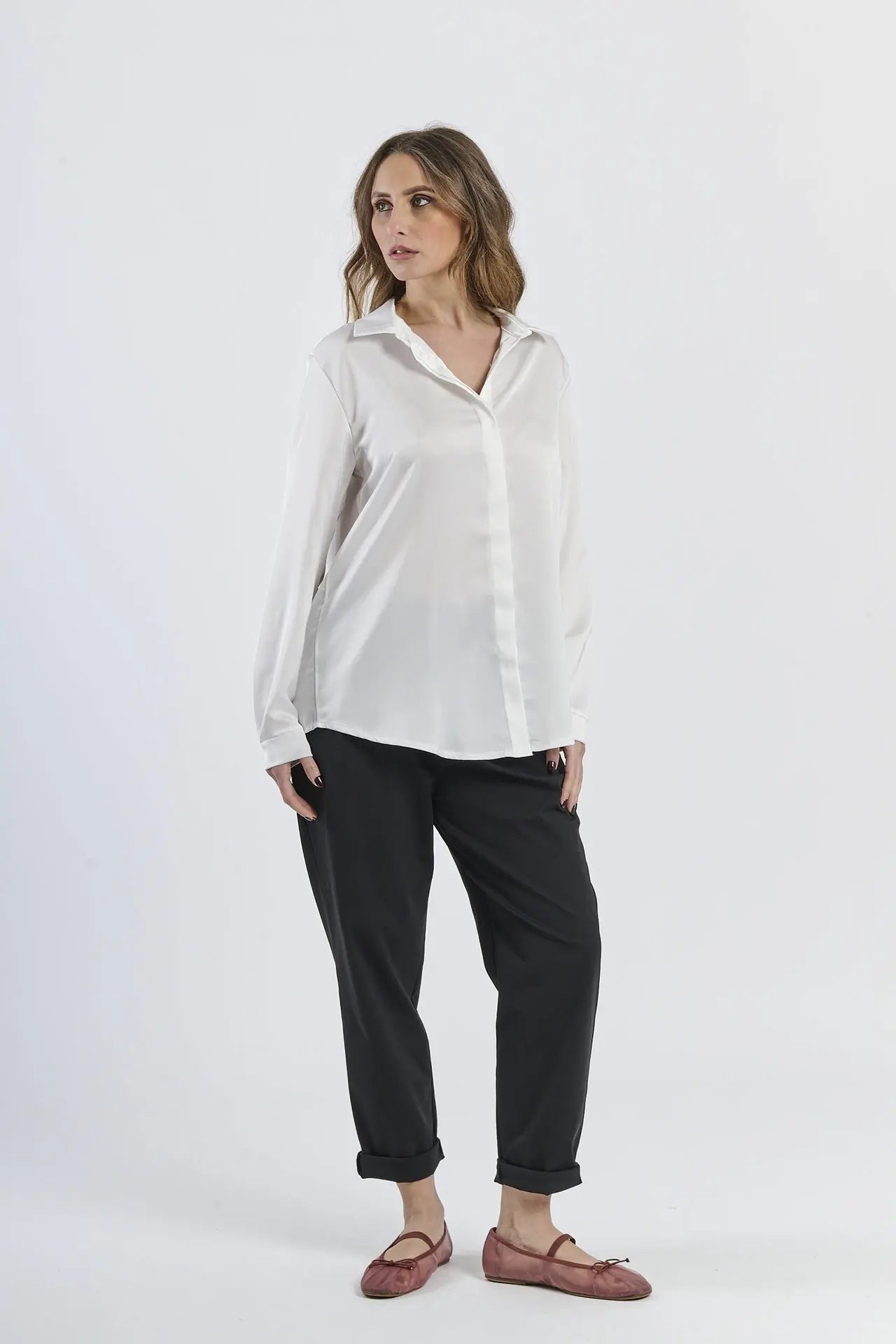 Camicia bianca in tessuto satinato, simbolo di purezza e stile.