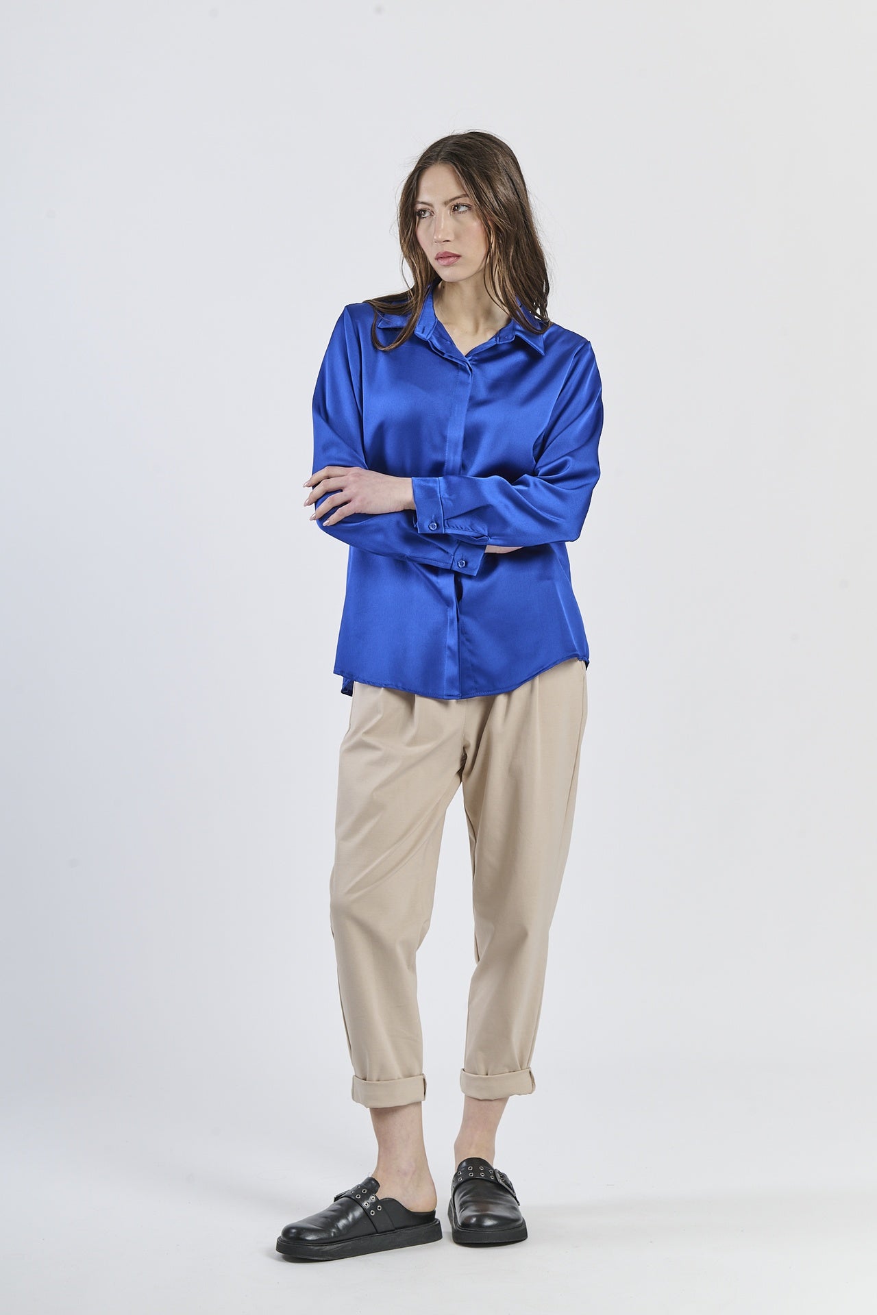 Camicia bluette in tessuto satinato, crea un’atmosfera tranquilla.