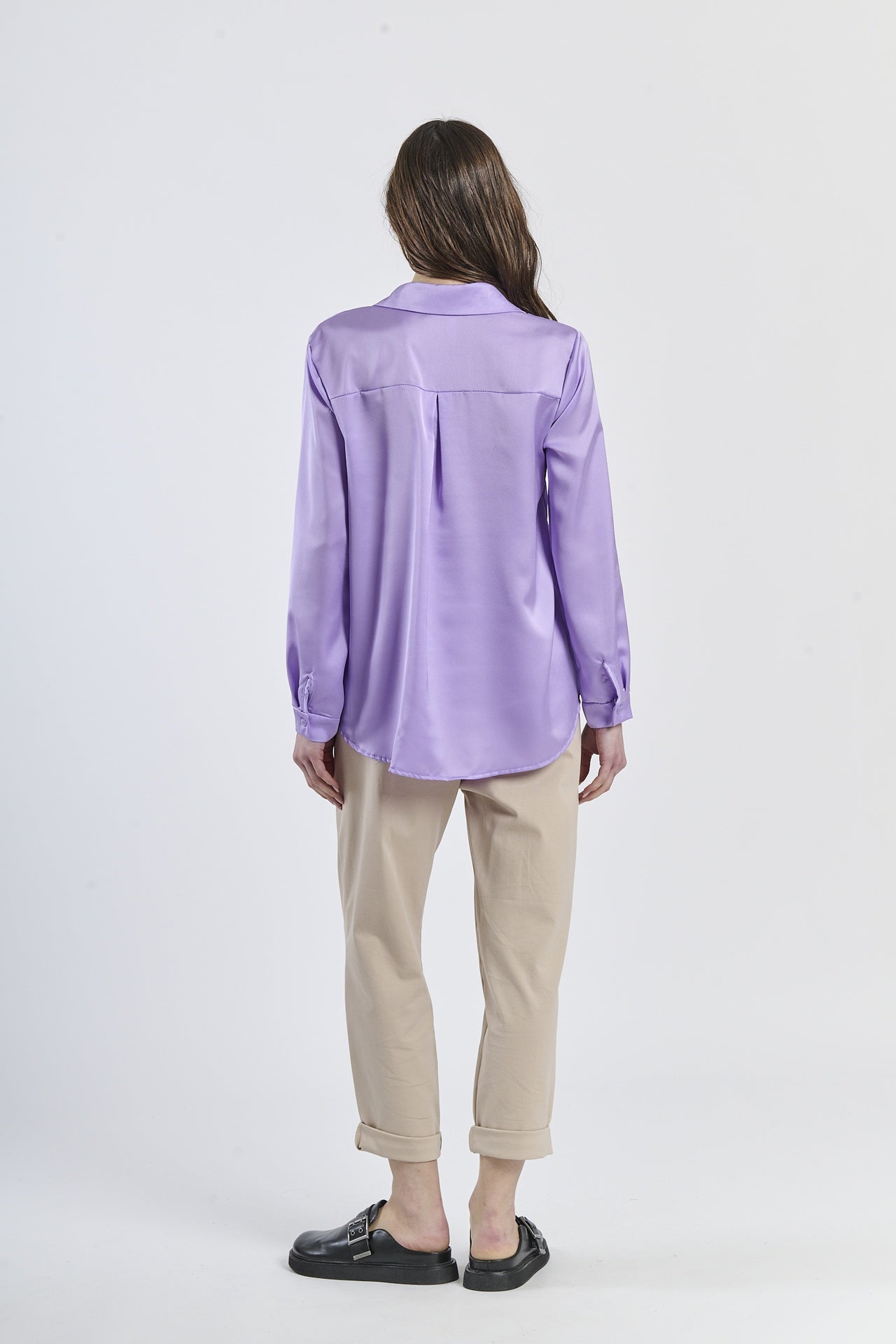 Camicia lilla fluida e affascinante, maniche lunghe e design poetico.