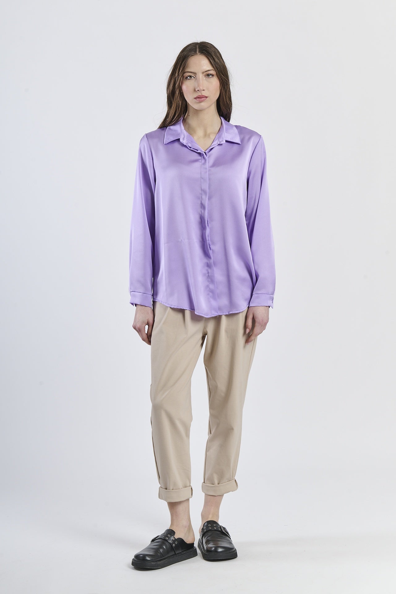 Camicia lilla in tessuto satinato, trasmette un’atmosfera da favola.