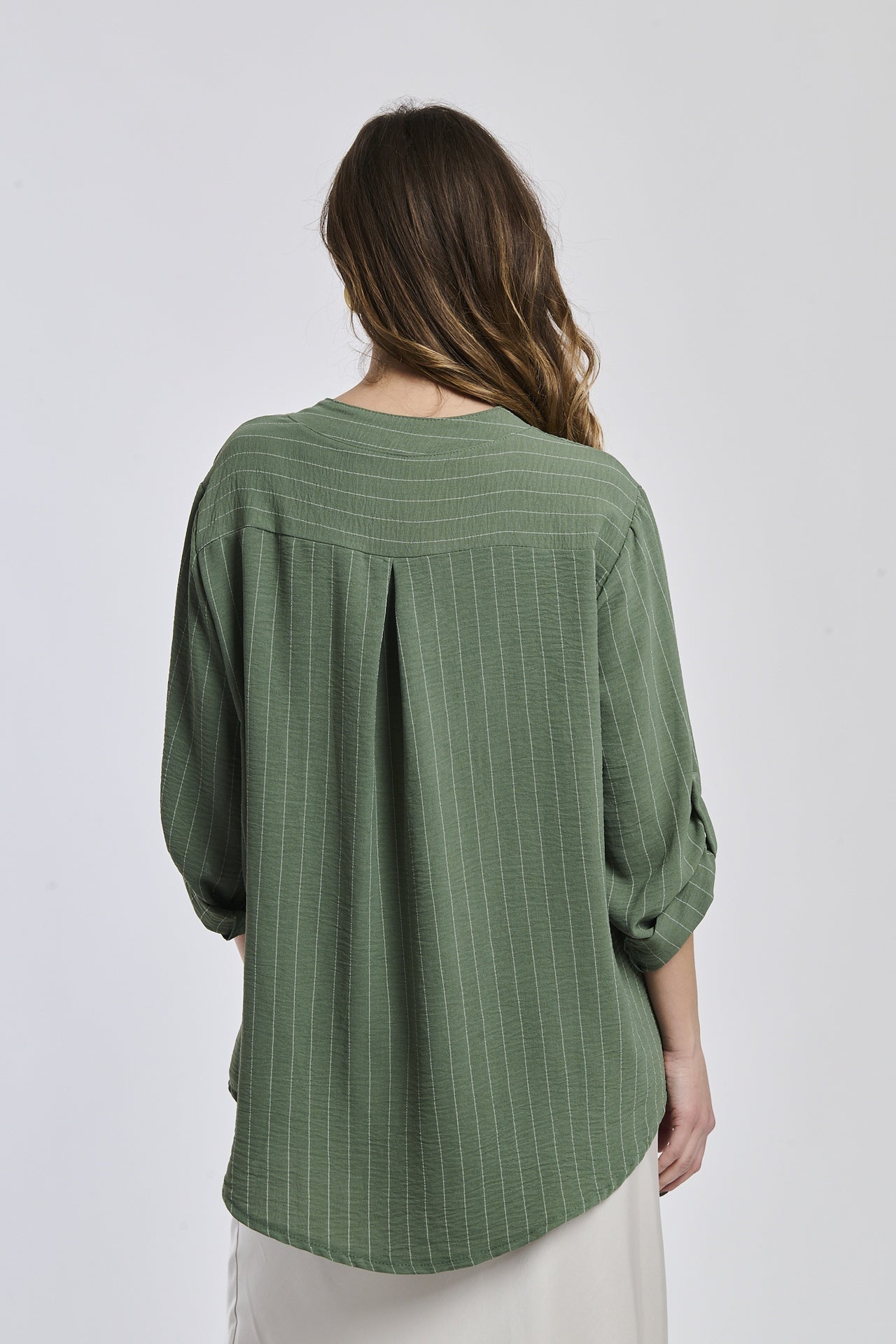 Camicia militare in tessuto opaco, due tasche frontali, abbinata a fondo neutro