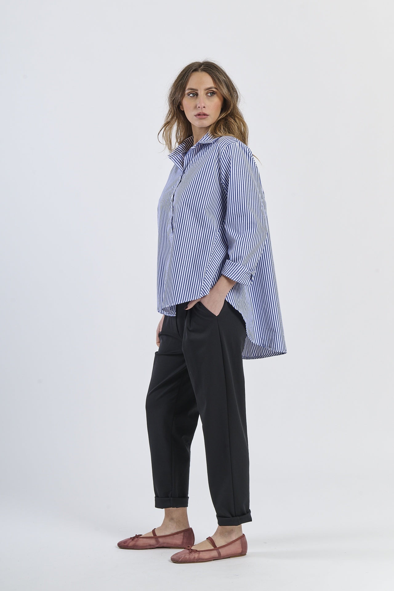 Camicia navy a righe, scelta perfetta per un look raffinato