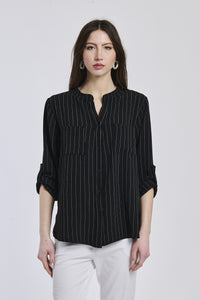 Camicia nera con bottoni metallici, taglio oversize, ideale per le serate
