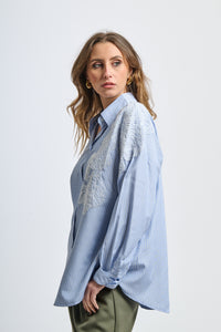 Camicia oversize azzurra con dettagli in pizzo laterali, look cool e chic