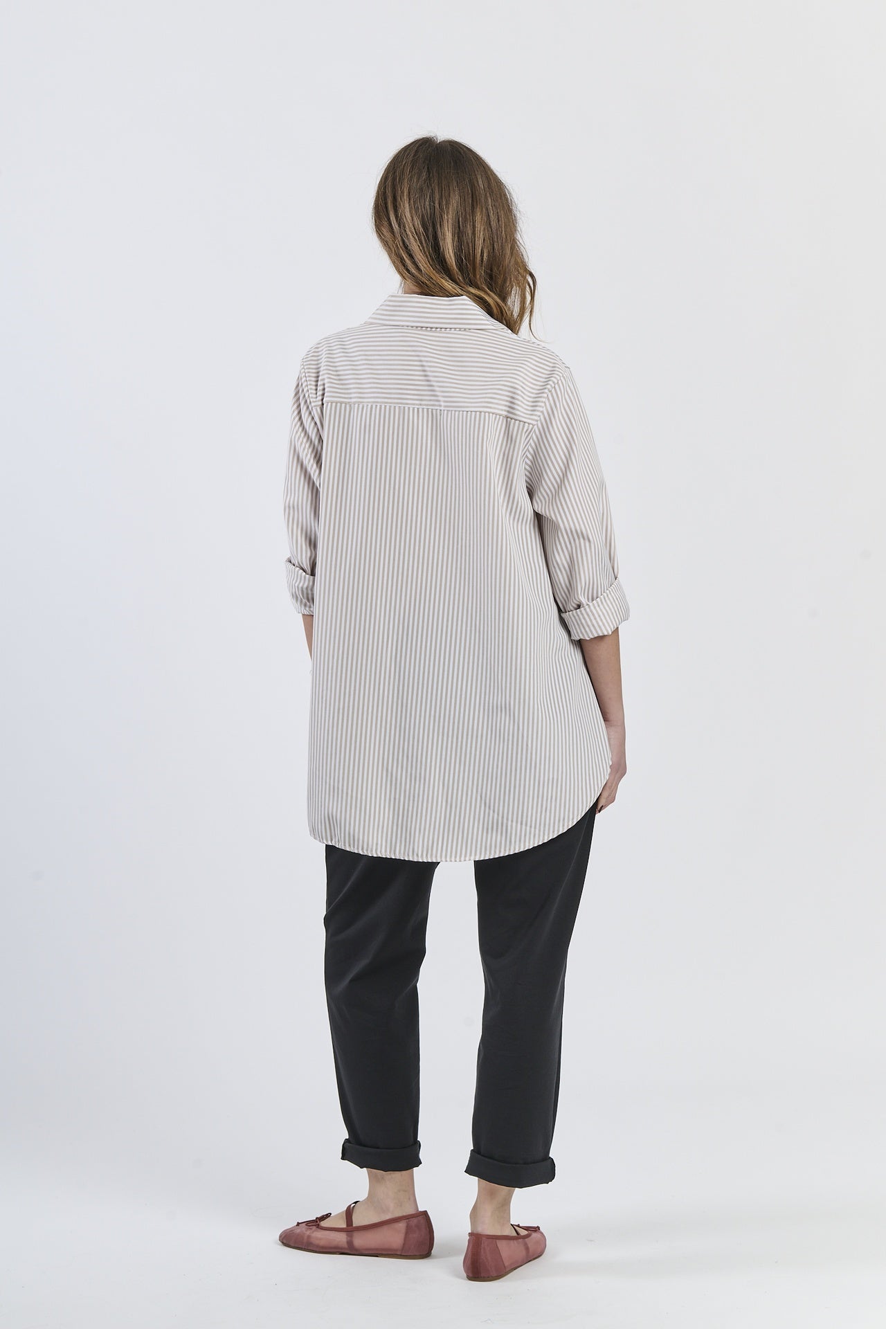 Camicia oversize beige con cuciture chiare, outfit daily