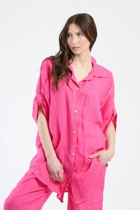 Camicia oversize fuxia, vivace e dal forte impatto visivo