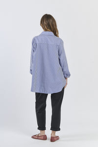 Camicia oversize navy con righe sottili, outfit elegante