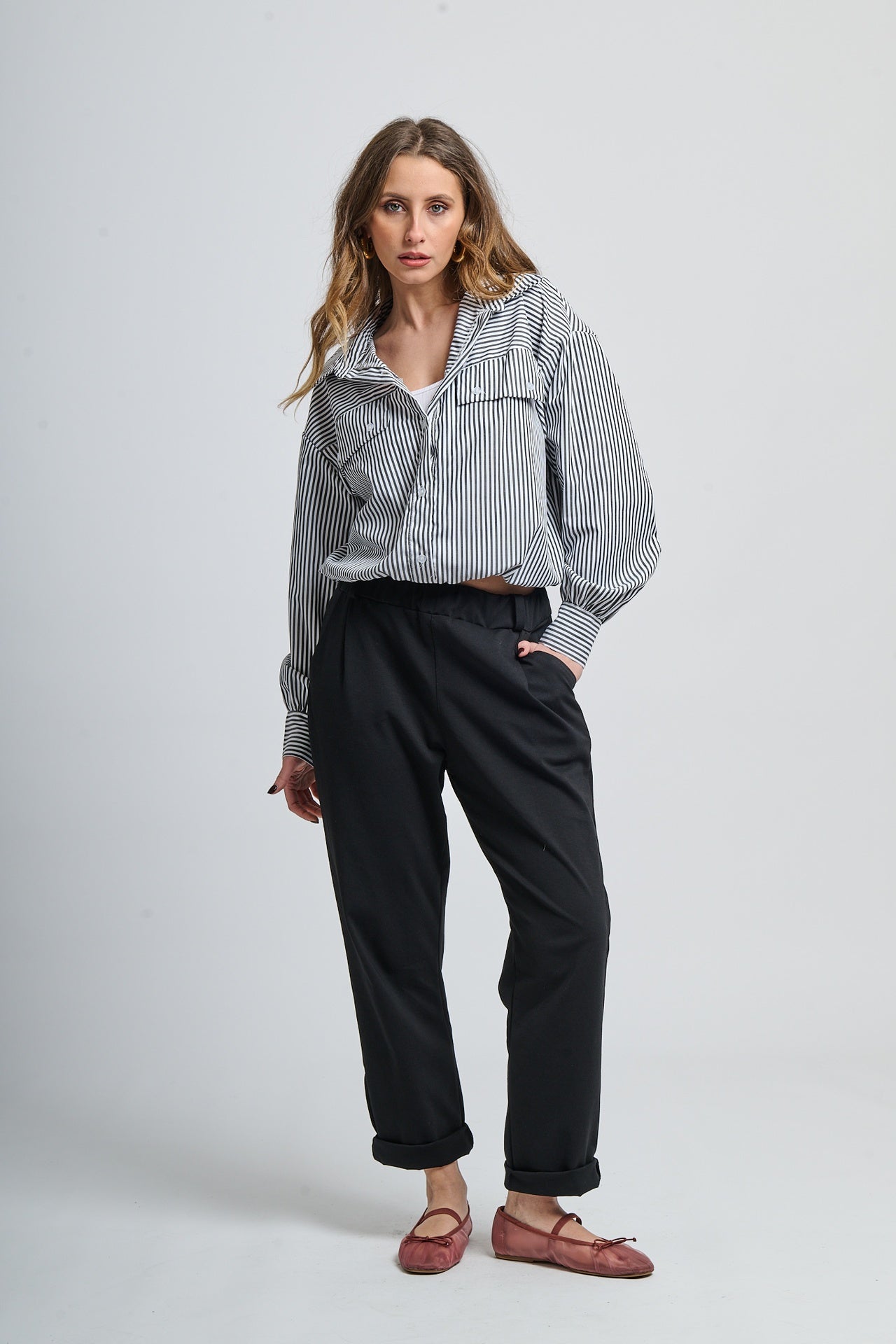 Camicia oversize nero e pantaloni bianchi per uno stile cool