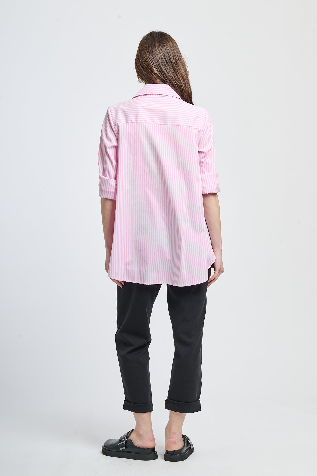 Camicia oversize rosa con linee soffici, outfit fresh