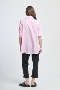 Camicia oversize rosa con linee soffici, outfit fresh