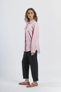 Camicia rosa a collo camicia, ideale per un look femminile e accattivante.