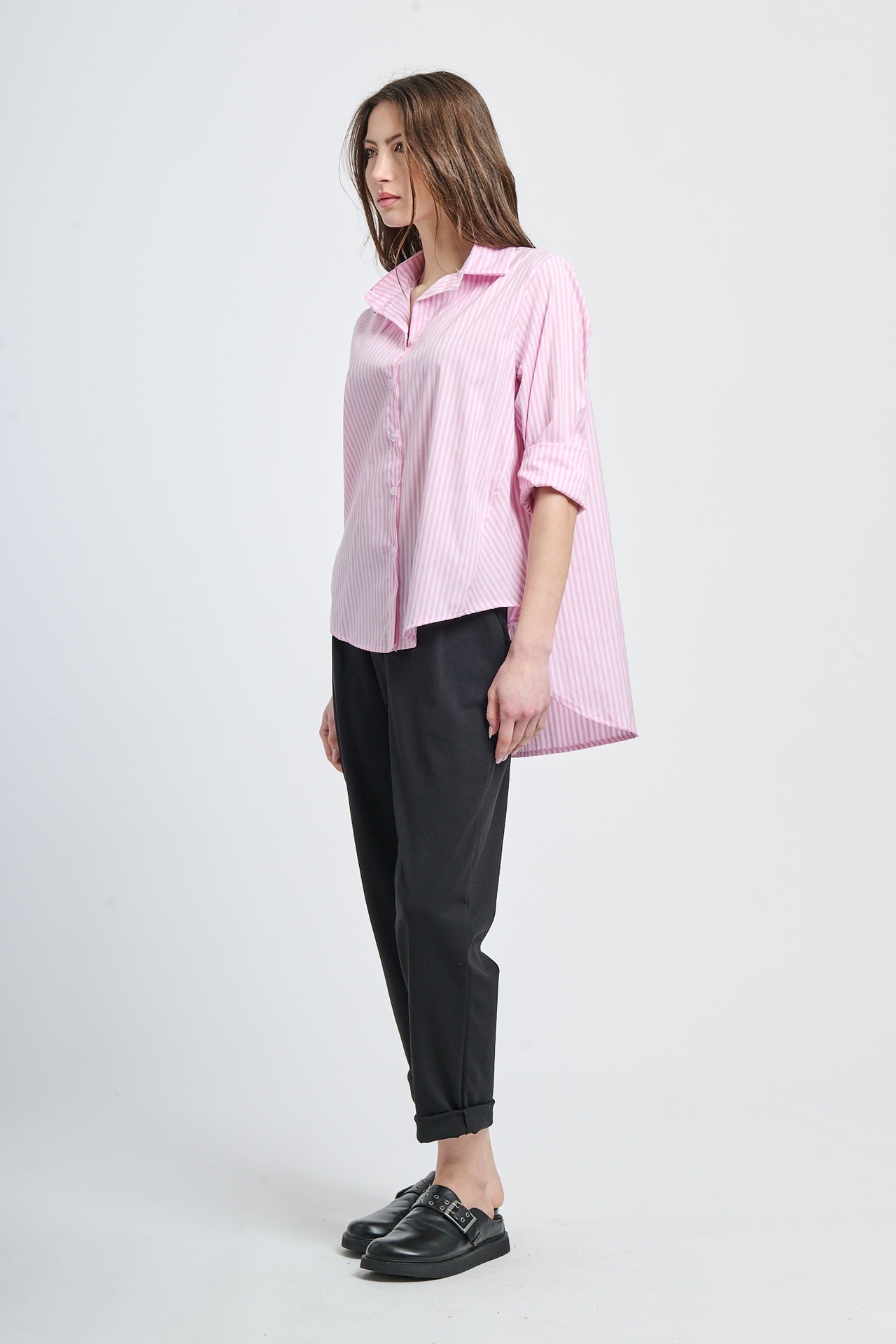Camicia rosa a righe, idea per un look dal tono dolce