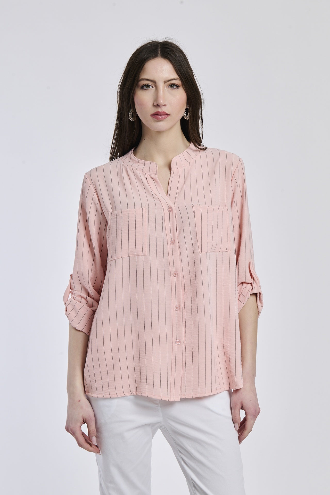 Camicia rosa con cuciture chiare, taglio ampio, perfetto per il primo piano