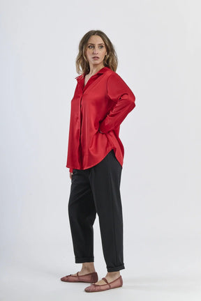 Camicia rossa a collo camicia, perfetta per un look audace e trendy.