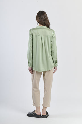 Camicia salvia fluida e naturale, maniche lunghe e design rustico.