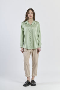 Camicia salvia in tessuto satinato, aggiunge un tocco di calore.