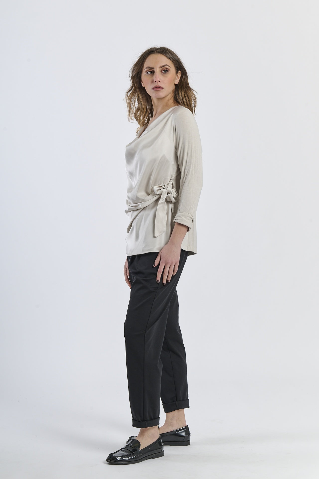 Canotta beige concollo arrotolato e tessuto liscio, look casual - elegante