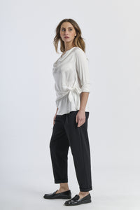 Canotta bianca concollo arrotolato e tessuto liscio, look impeccabile