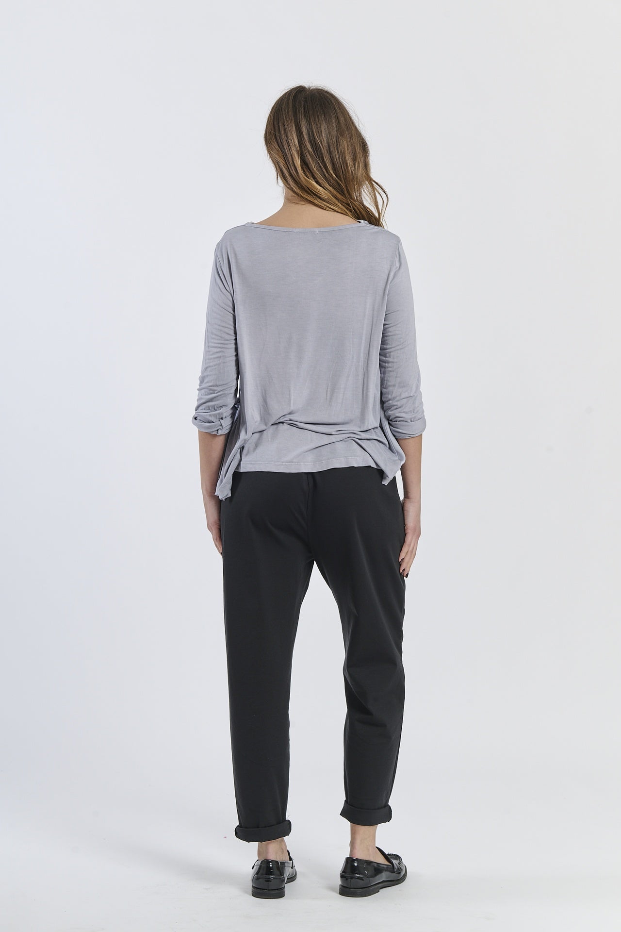 Canotta grigio chiaro concollo arrotolato e tessuto liscio, look elegante