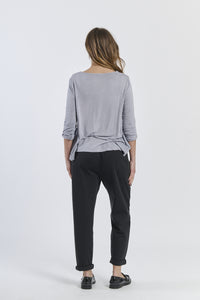 Canotta grigio chiaro concollo arrotolato e tessuto liscio, look elegante