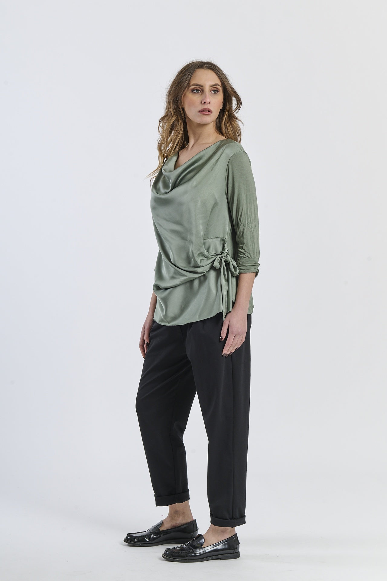 Canotta militare concollo arrotolato e tessuto liscio, look trendy