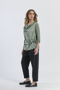 Canotta militare concollo arrotolato e tessuto liscio, look trendy