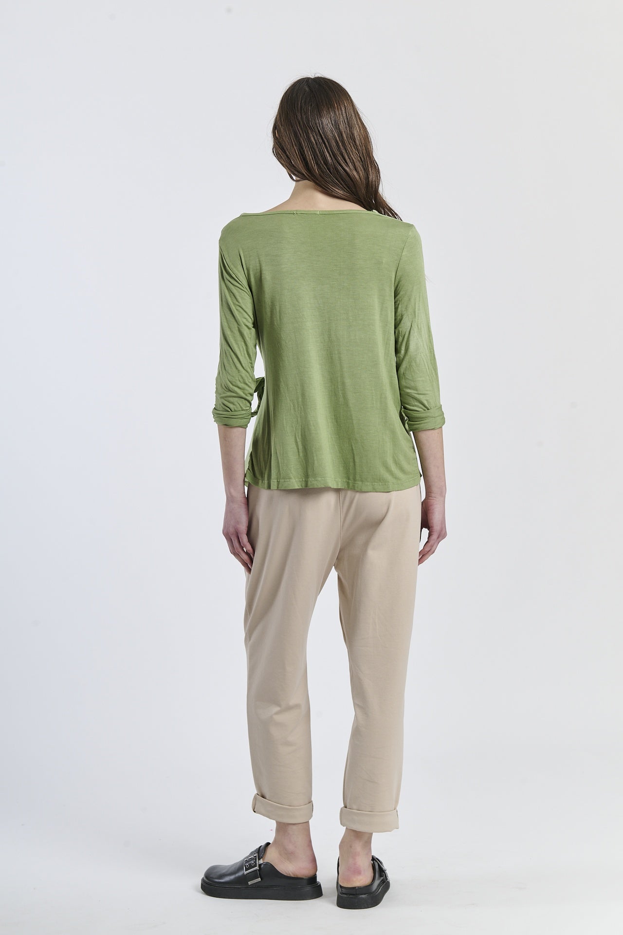 Canotta verde concollo arrotolato e tessuto liscio, look accattivante