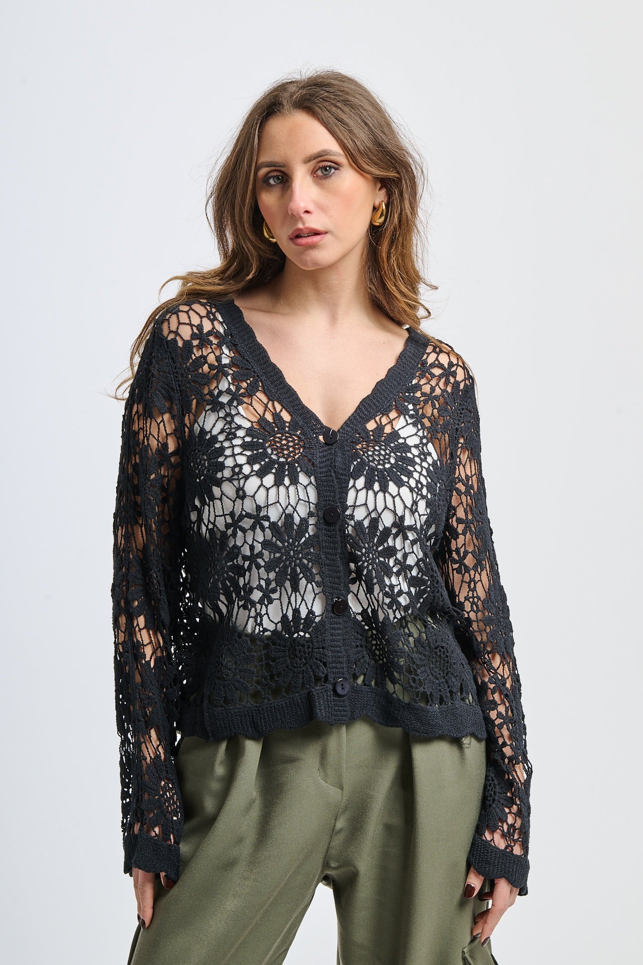 Cardigan nero a uncinetto con maniche lunghe e colletto a V