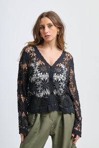 Cardigan nero a uncinetto con maniche lunghe e colletto a V