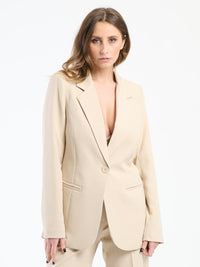 Combinazione beige: blazer monocromo e pantaloni, un classico eterno per ogni occasione