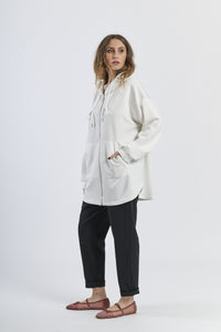 Combinazione bianca: felpa e pantaloni, design limpido, per tempo libero