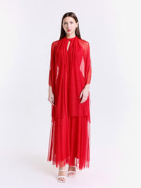Completo abito lungo rosso in tulle con mantello trasparente, passione vibrante