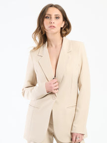 Completo beige da donna, blazer e pantaloni, comfort e eleganza in uno stile neutro
