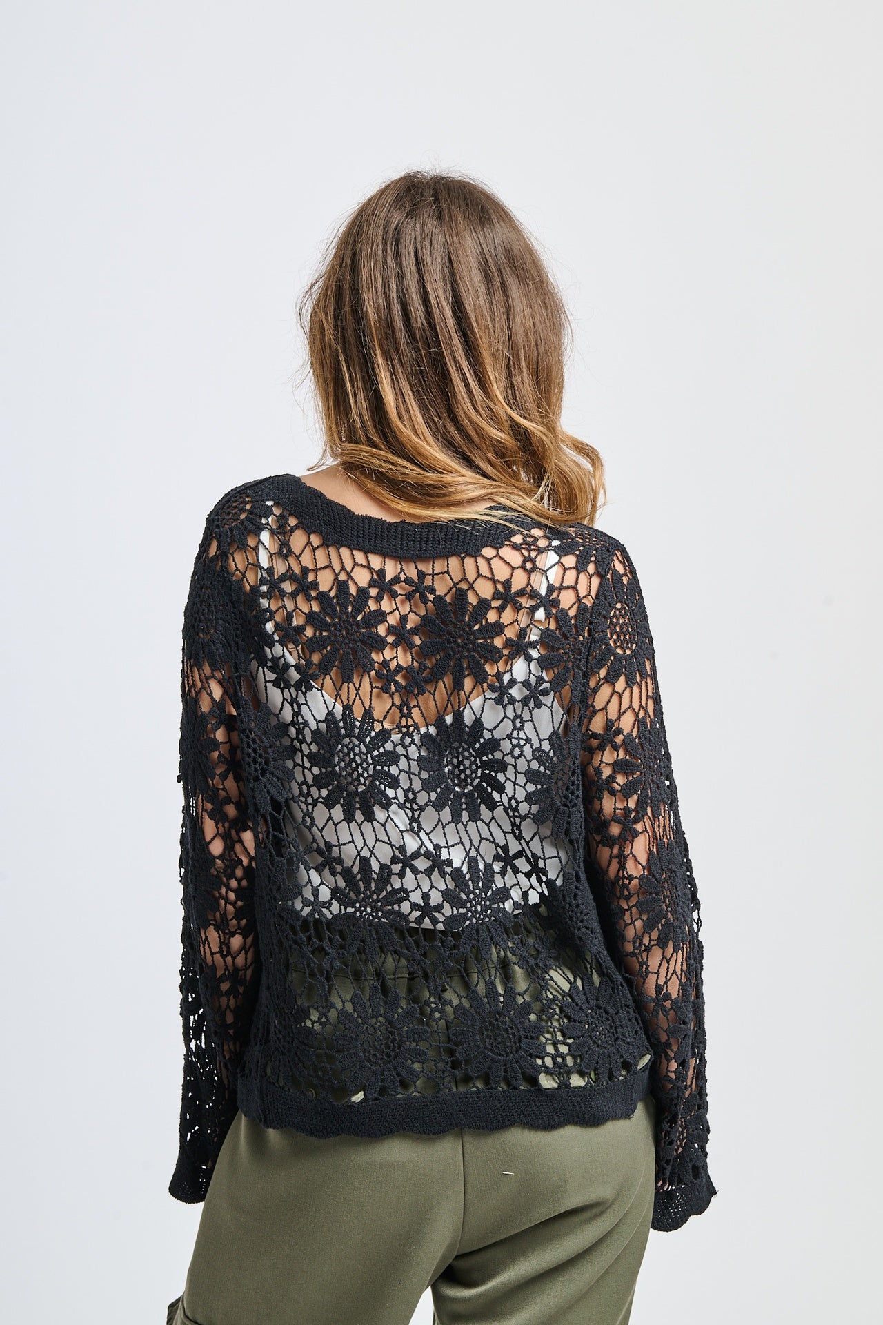 Copricamisola nero a uncinetto stile bohemien con trama aperta