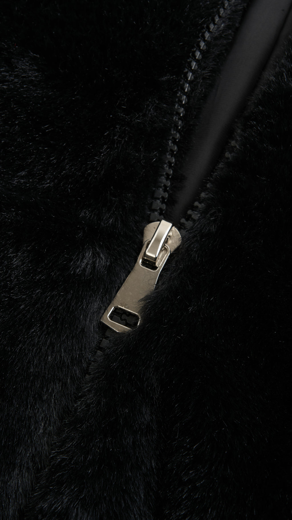 Giacca con cappuccio in peluche sintetica con zip e coulisse
