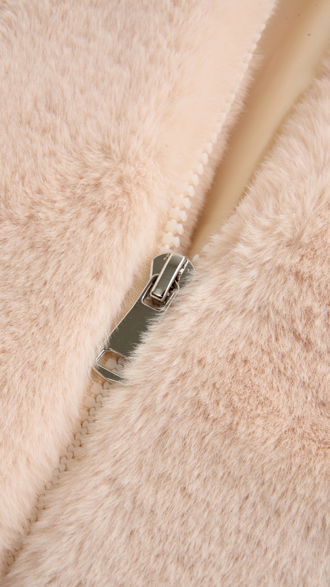 Giacca con cappuccio in peluche sintetica con zip e coulisse