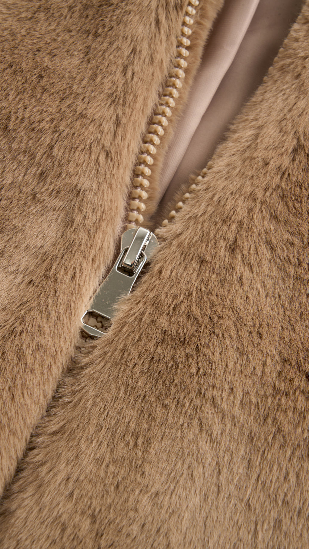 Giacca con cappuccio in peluche sintetica con zip e coulisse